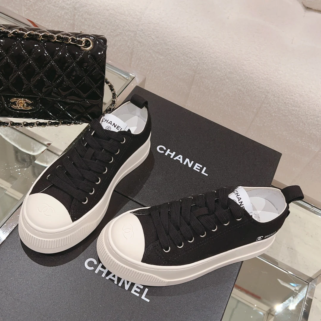 Новинка сезона ?Ранняя осень 2023? от Chanel — Простые парусиновые туфли на платформе — Черные