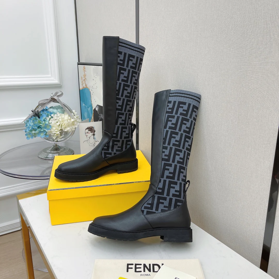 Новинка сезона осень/зима 2022 от Fendi - Ботинки Dr. Martens - Ботинки до середины икры - 1