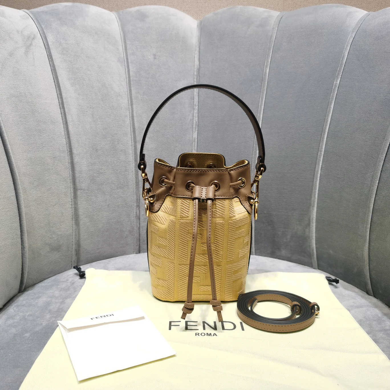 Мини-сумка-ведро Fendi Mon Tresor из абрикосового денима