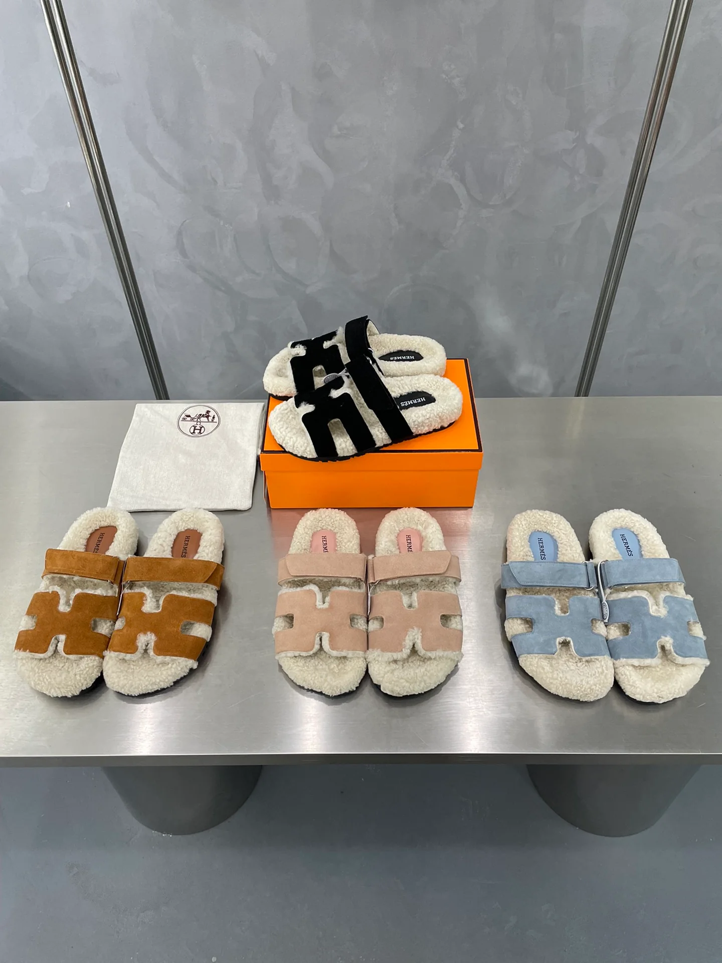 Шерстяные тапочки Hermes с радужными цветовыми блоками - изображение из коллекции