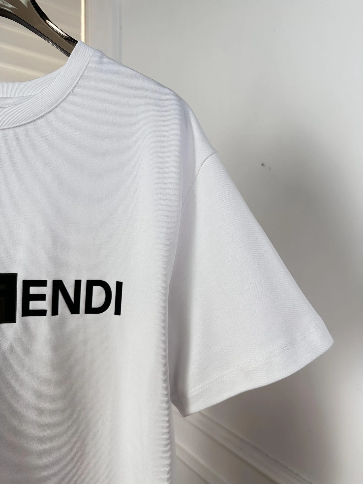 Fendi-2403-24ss Новинка ранней весны. Футболка с коротким рукавом, созданная в рамках коллаборации Fendi. Лимитированная коллаборация Fendi-X-Fujiwara x-Pokem.