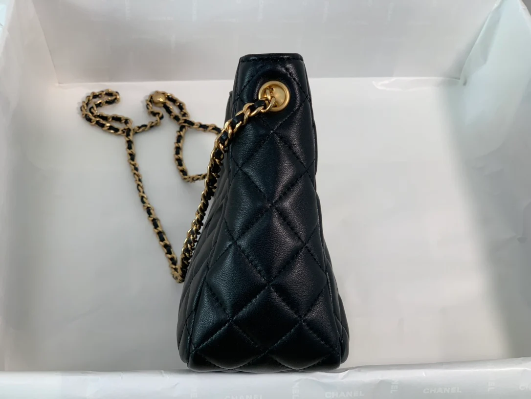 Коллекция Chanel Весна/Лето 2022 - Сумка-хобо Golden Globe - Маленькая - 1