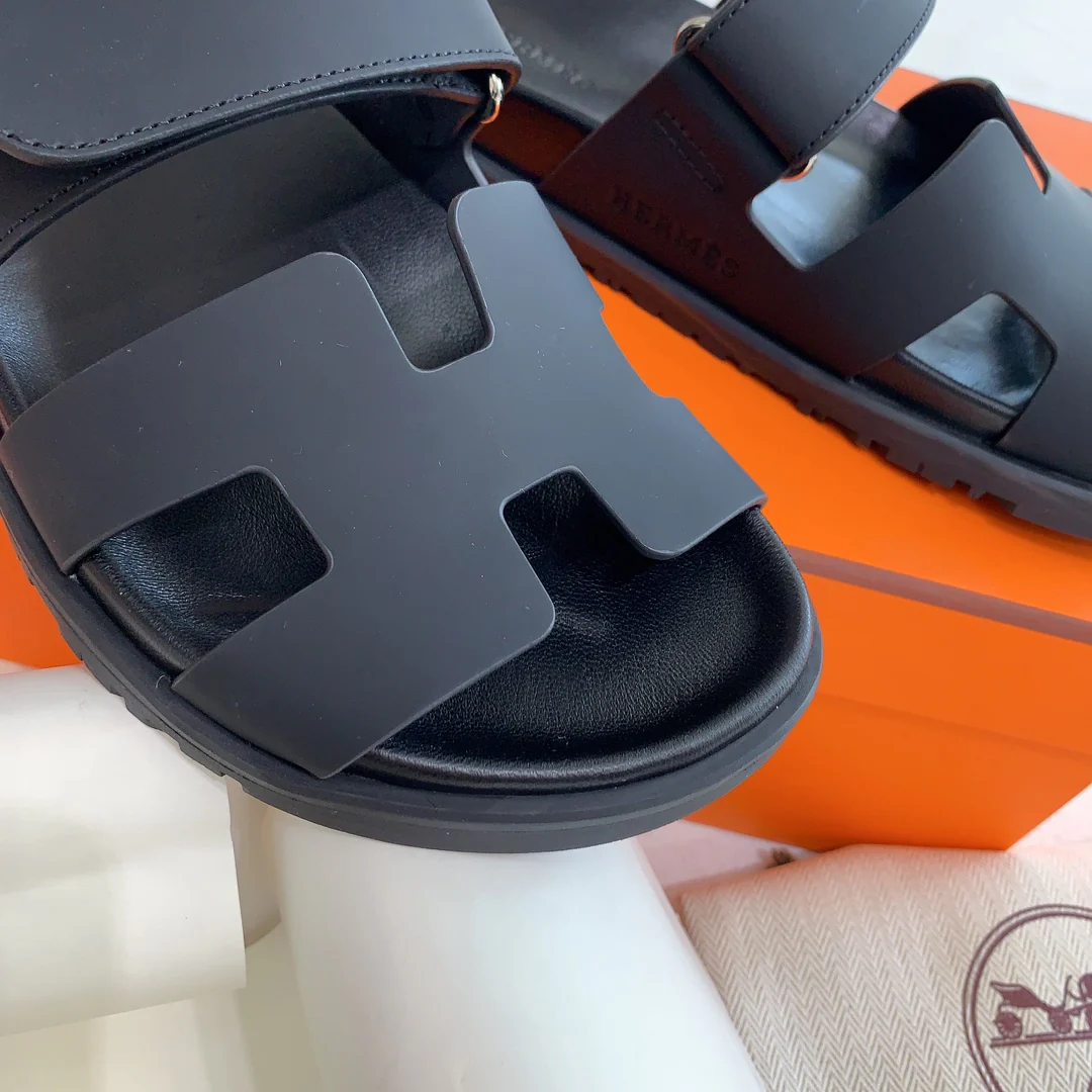 Кожаные тапочки Hermes из шелковистой кожи - черные