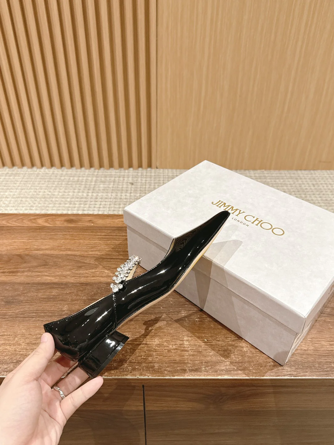 Туфли ?Мэри Джейн? от Jimmy с хрустальным ремешком на шее — черные.