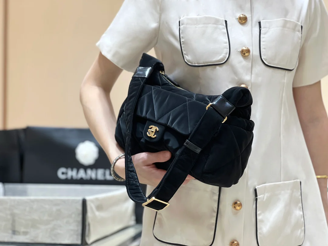 Сумка для лыж Chanel 24n-Coconige, маленькая, черная.