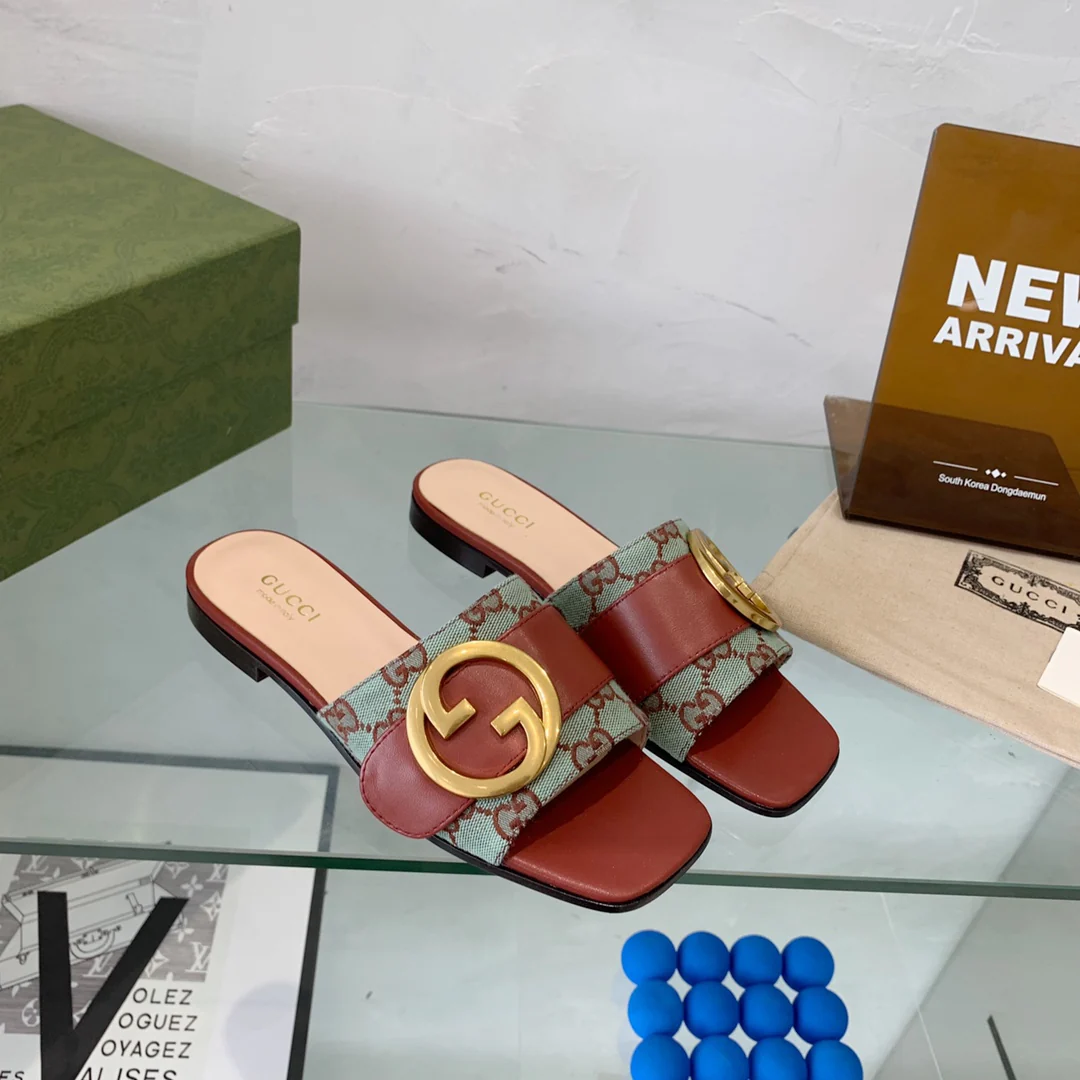 Новинка сезона весна/лето 2022 — тапочки с двойной буквой G.