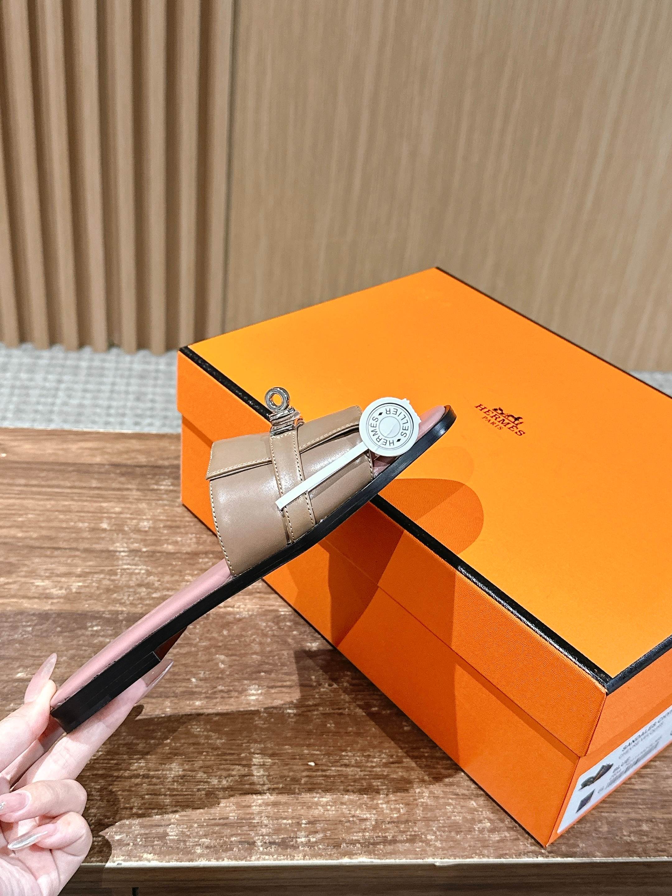 Сандалии Hermes Kelly с пряжкой, розовые.