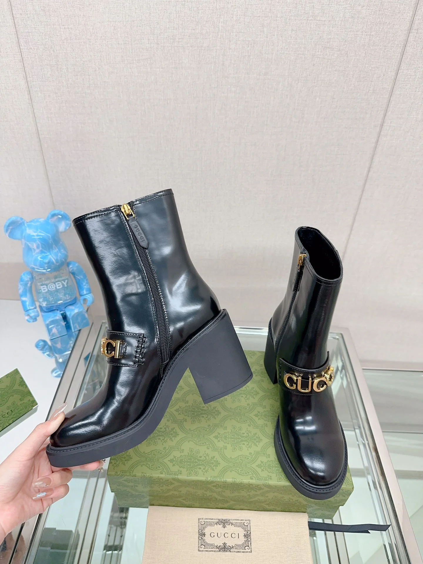 Новинка 2023 года от Gucci - Ботильоны на массивном каблуке с буквенным принтом - Глянцевый черный