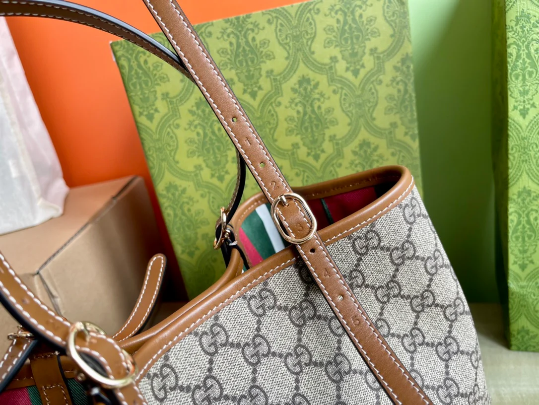 Маленькая сумка-тоут Gucci 2025 из коричневой кожи.