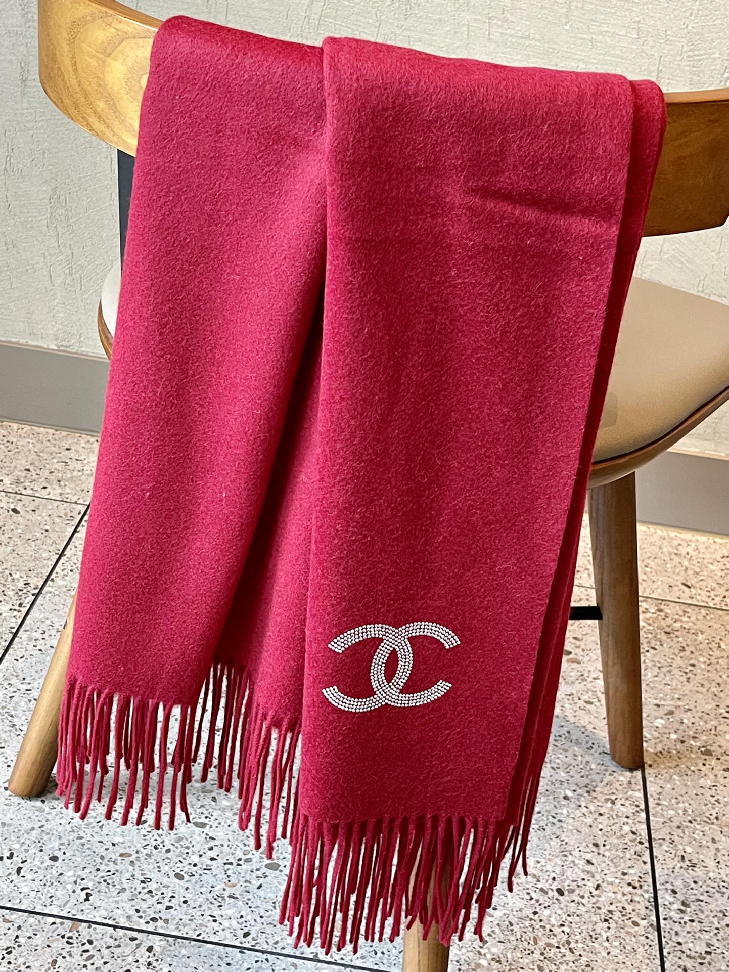 Chanel - Кашемировый шарф, украшенный бриллиантами - 180-70-102 см - Красный