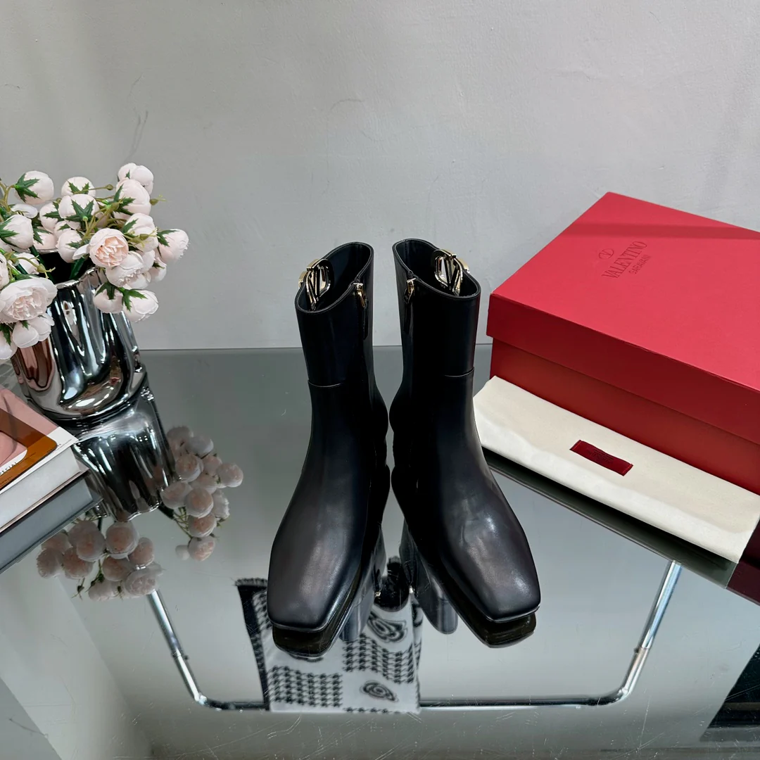 Новинка сезона осень/зима 2023 от Valentino - Ботильоны на массивном каблуке с маленьким V-образным логотипом - Черные