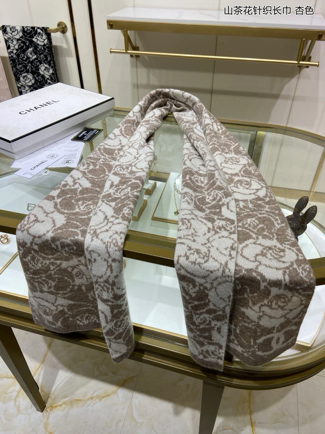 Шарф Chanel 2024 с принтом камелий - коричневый
