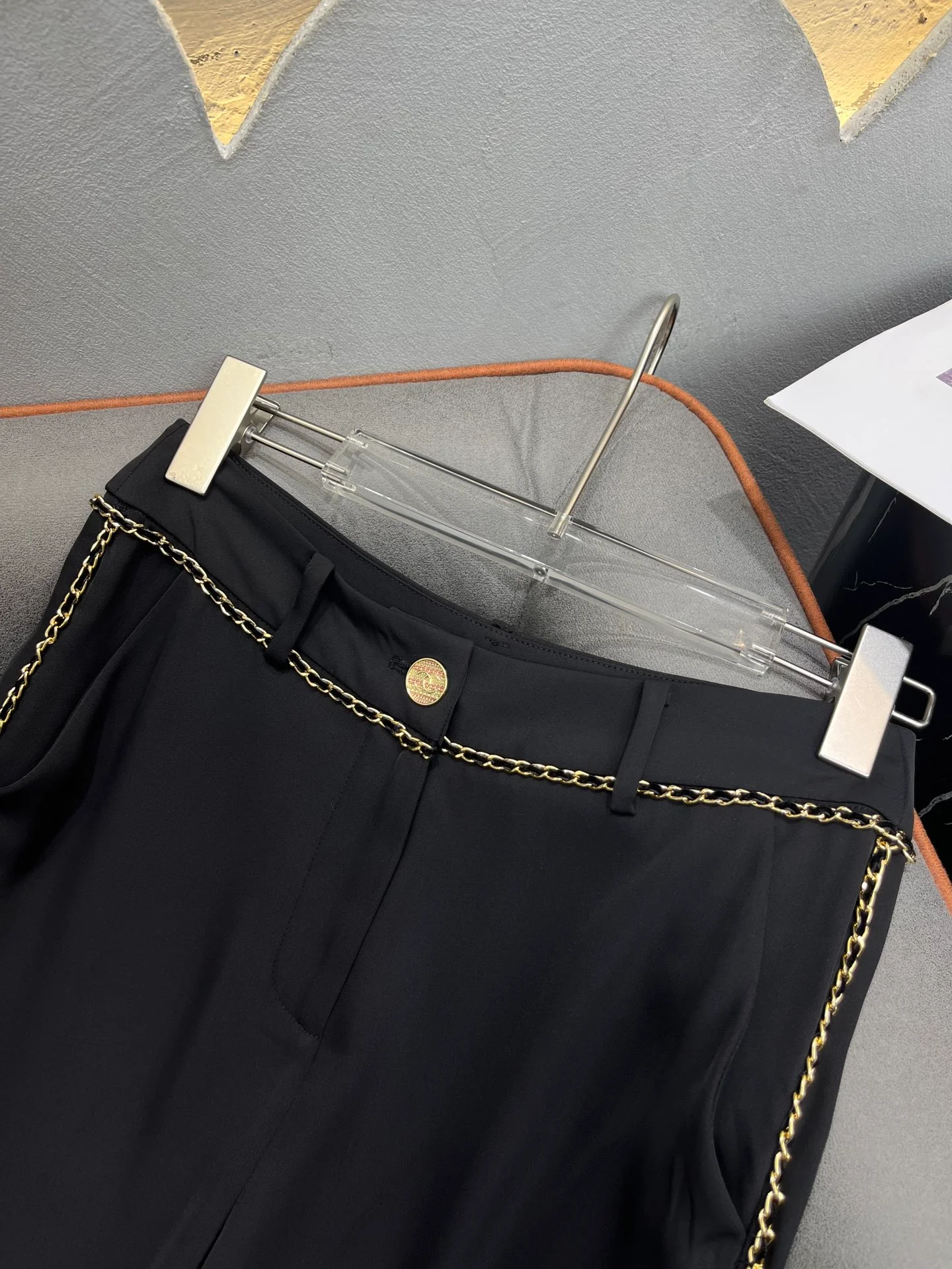 Новые широкие брюки Chanel 2403-24ss весна/лето с отделкой цепочкой.