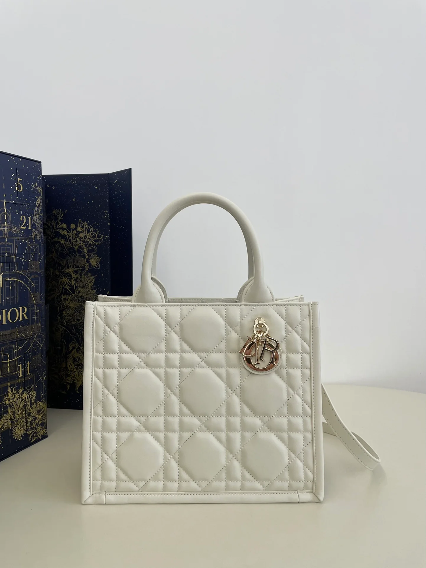 Маленькая стеганая сумка-тоут Dior из телячьей кожи - белая.