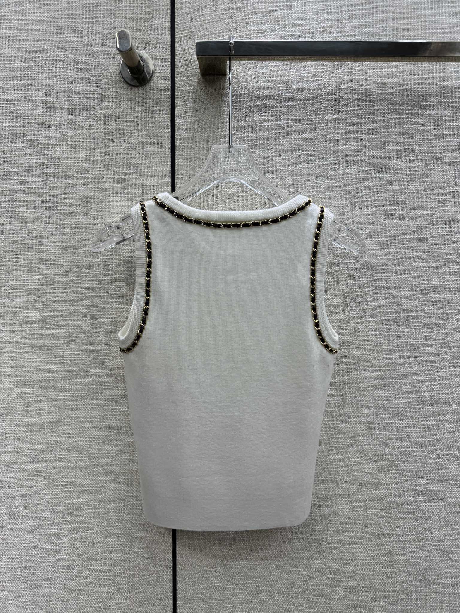 Жилет Chanel 2403 ручной вязки с цепочками - белый