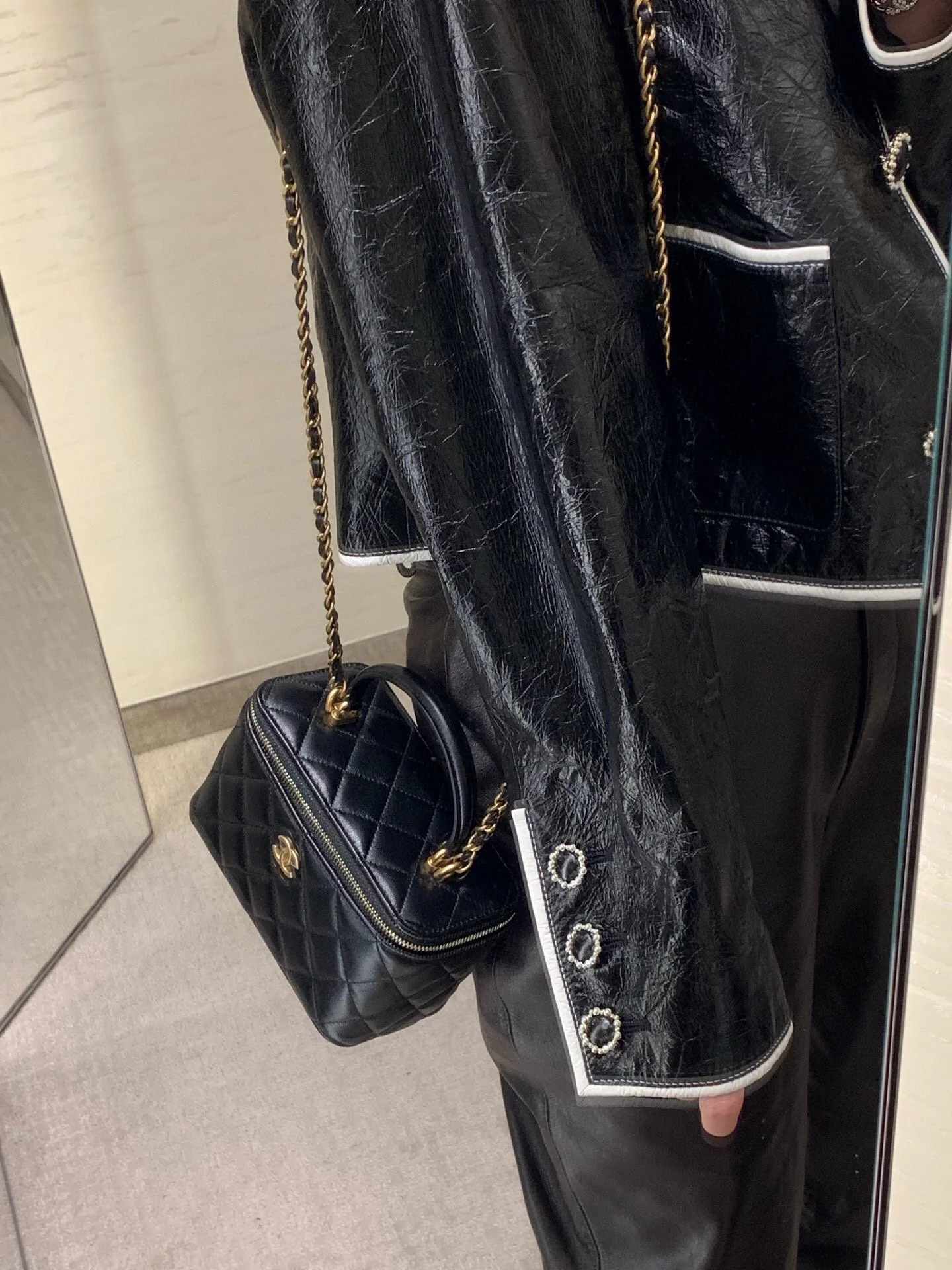 Сумка-коробочка Chanel с кожаной ручкой, длинная, черная.