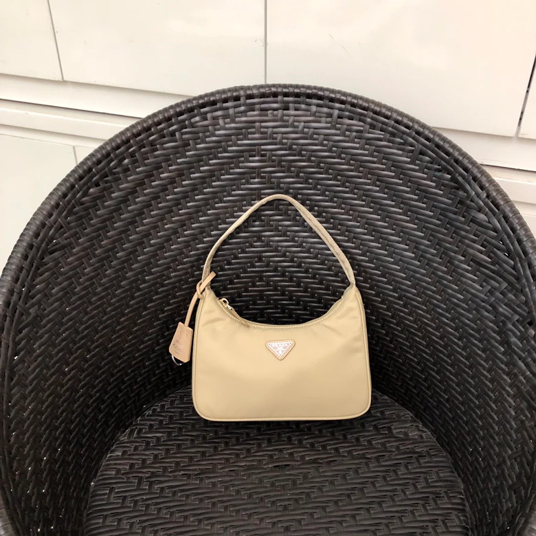 Нейлоновая сумка-хобо Prada, цвет абрикос.