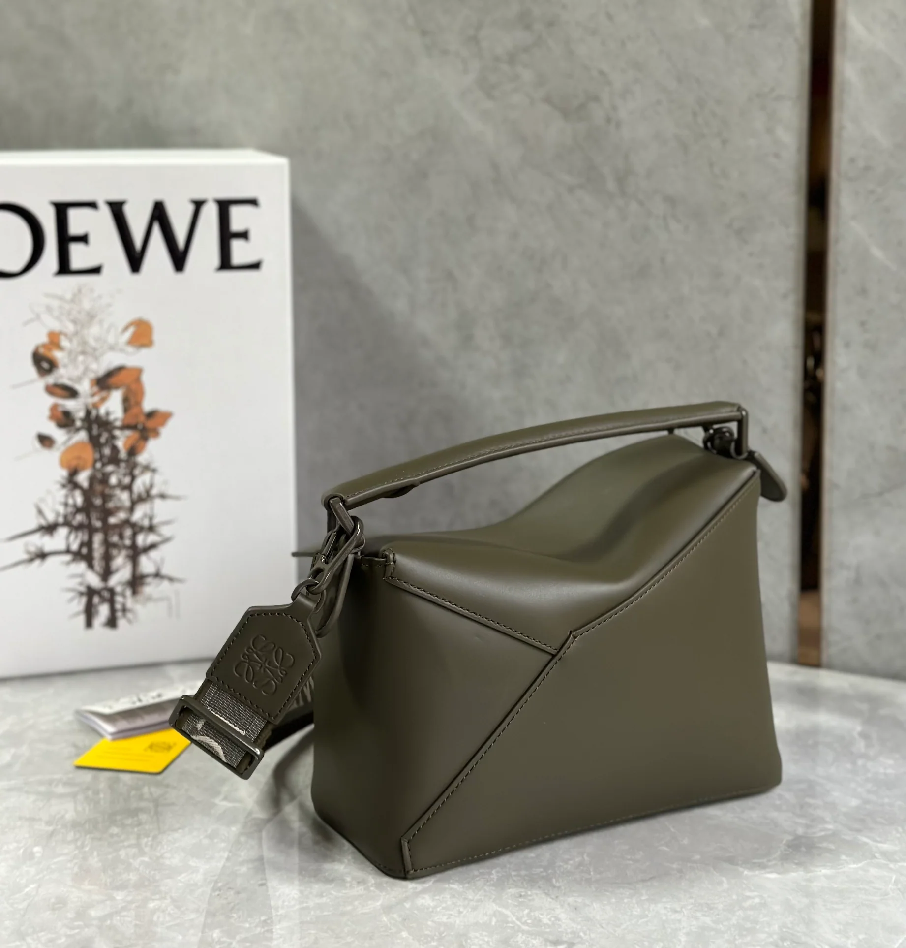 Сумка Loewe Puzzle Geometric с плечевым ремнем в виде буквы — темно-зеленая.
