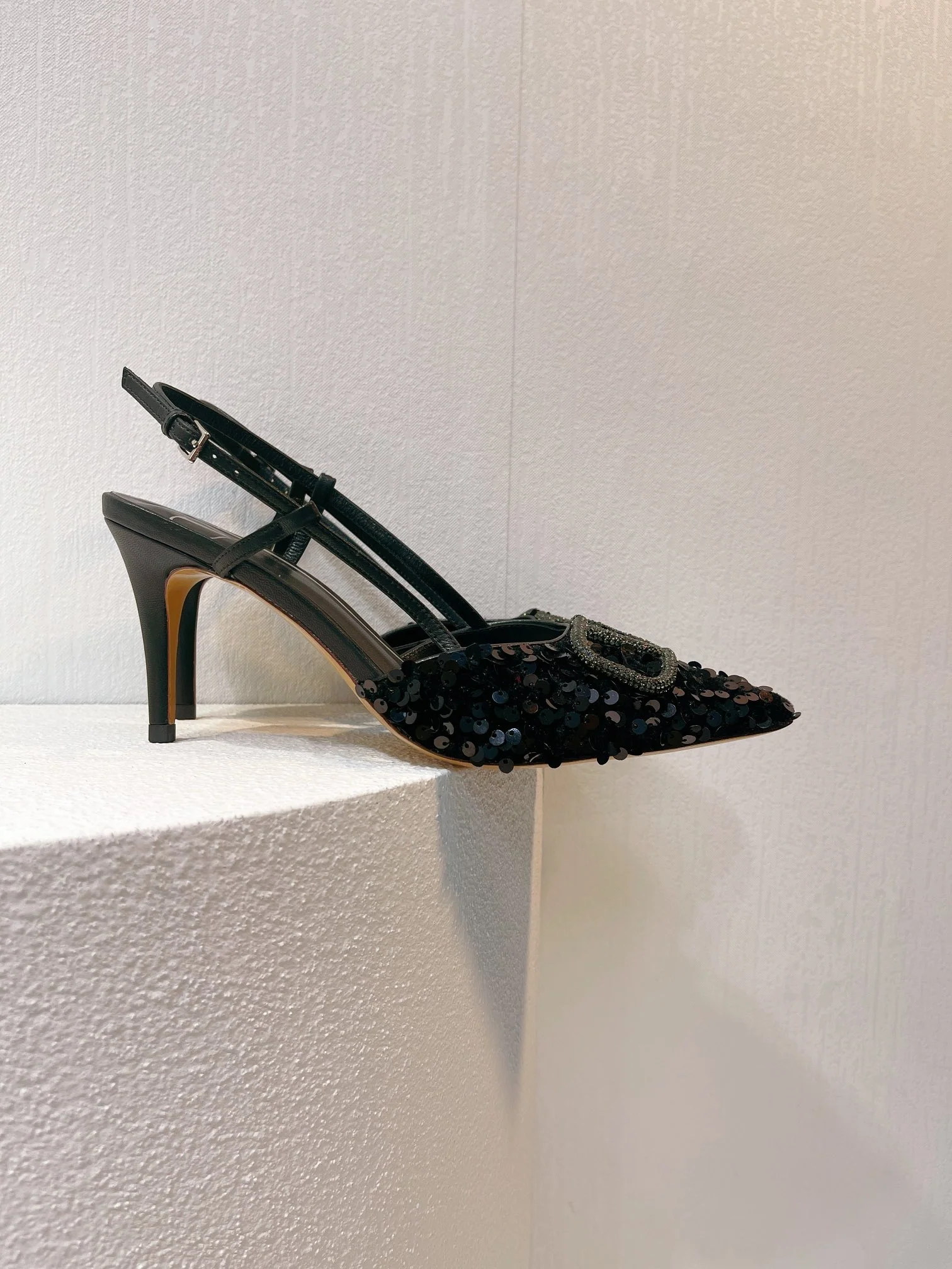 Новинка с официального сайта Valentino 2023 — глянцевые босоножки на низком каблуке с острым носком — 8 см — черные.