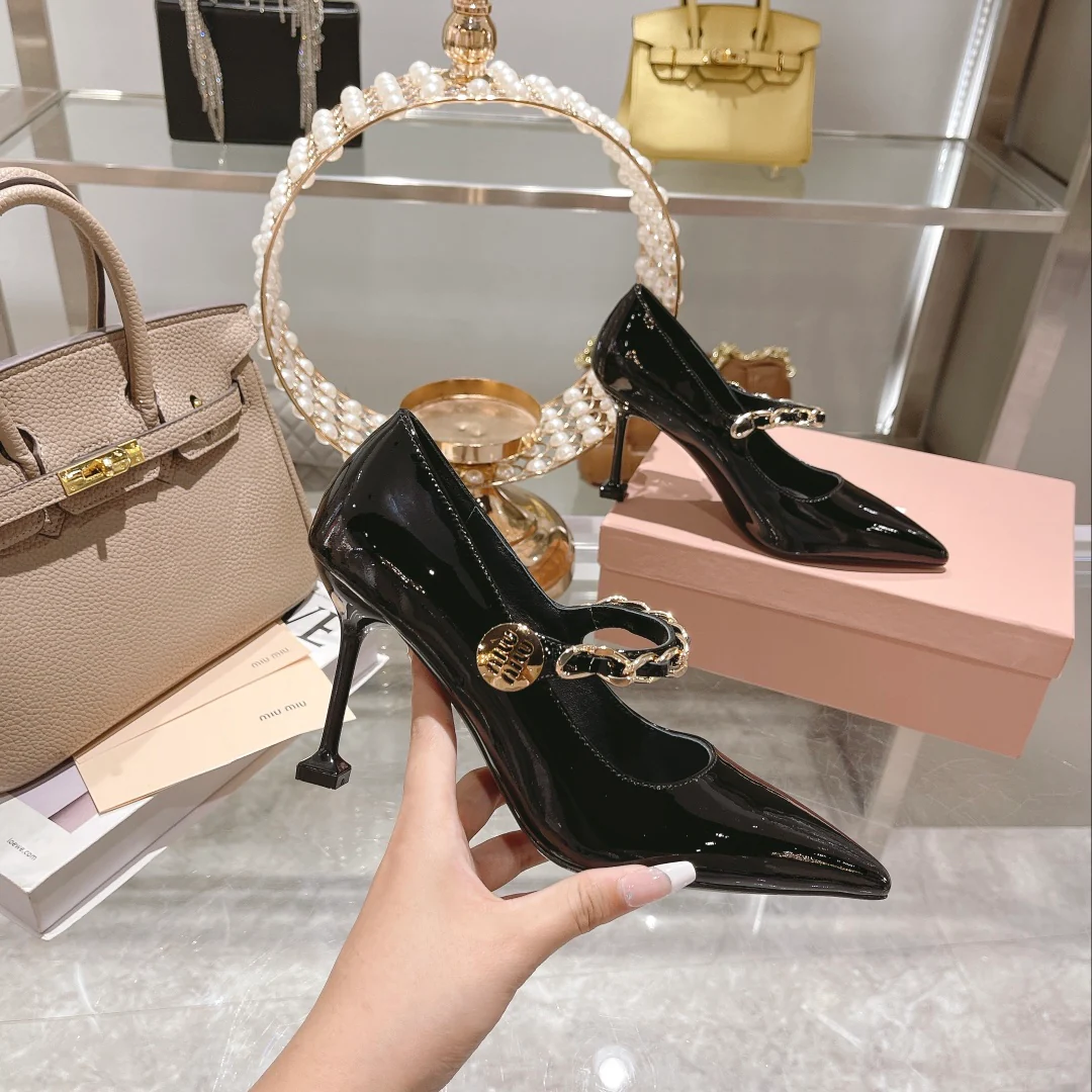 Новинка сезона осень/зима 2022 от Miu Miu - Туфли на каблуке с острым носком и разрезом - Черные