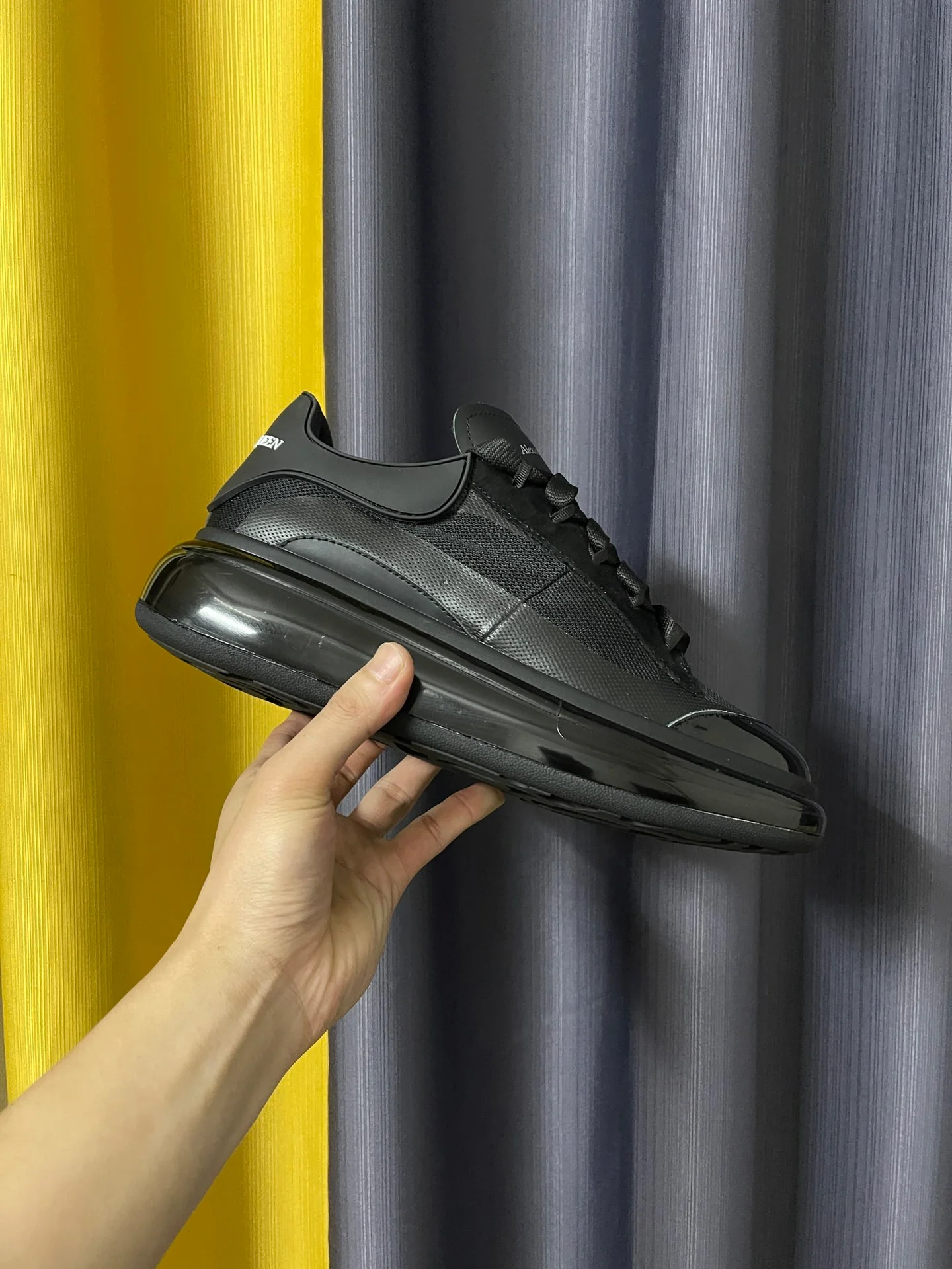 Классические белые кроссовки McQueen - унисекс - черная воздушная подушка