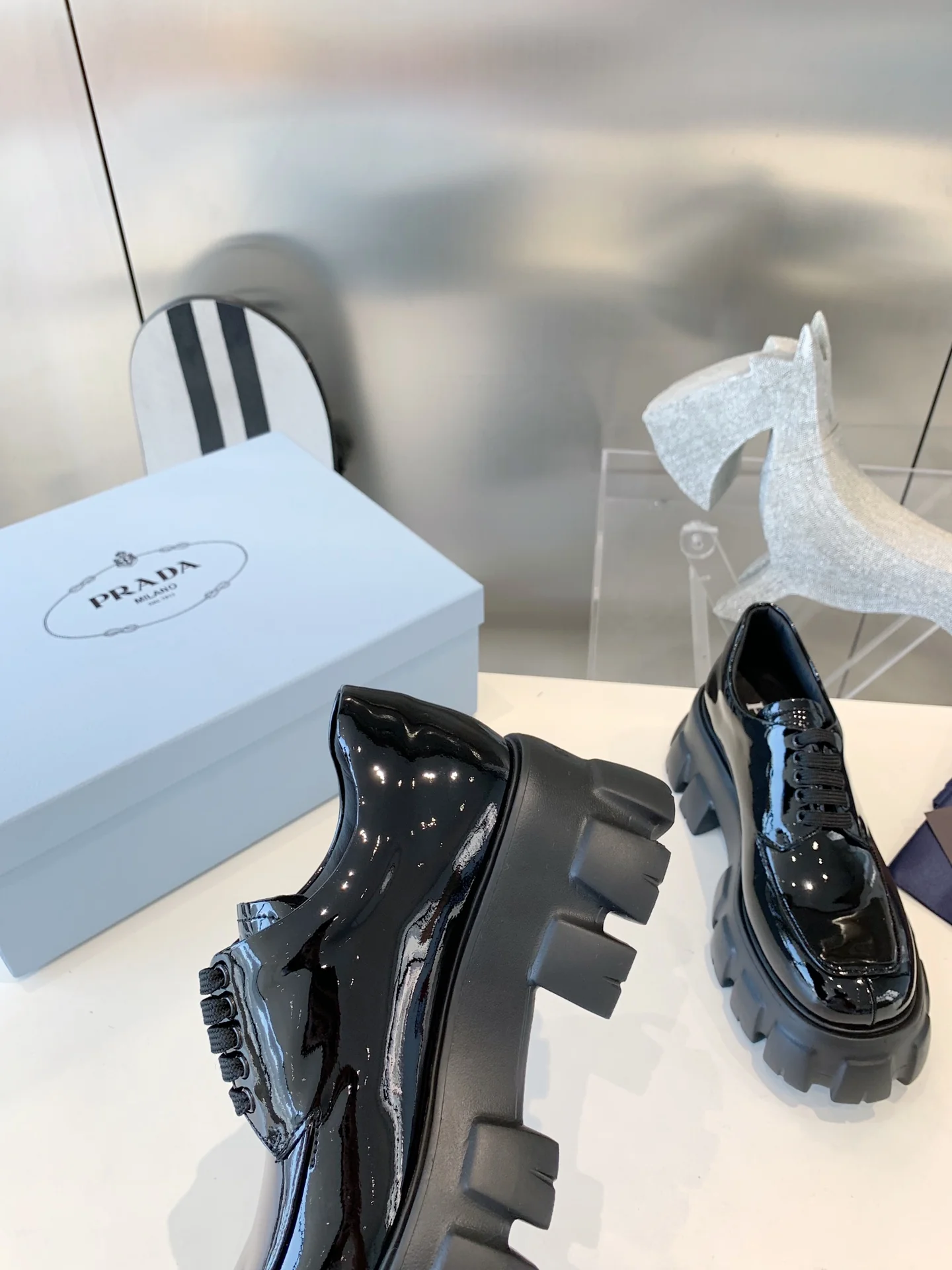 Лоферы Prada Gear на шнуровке - черные