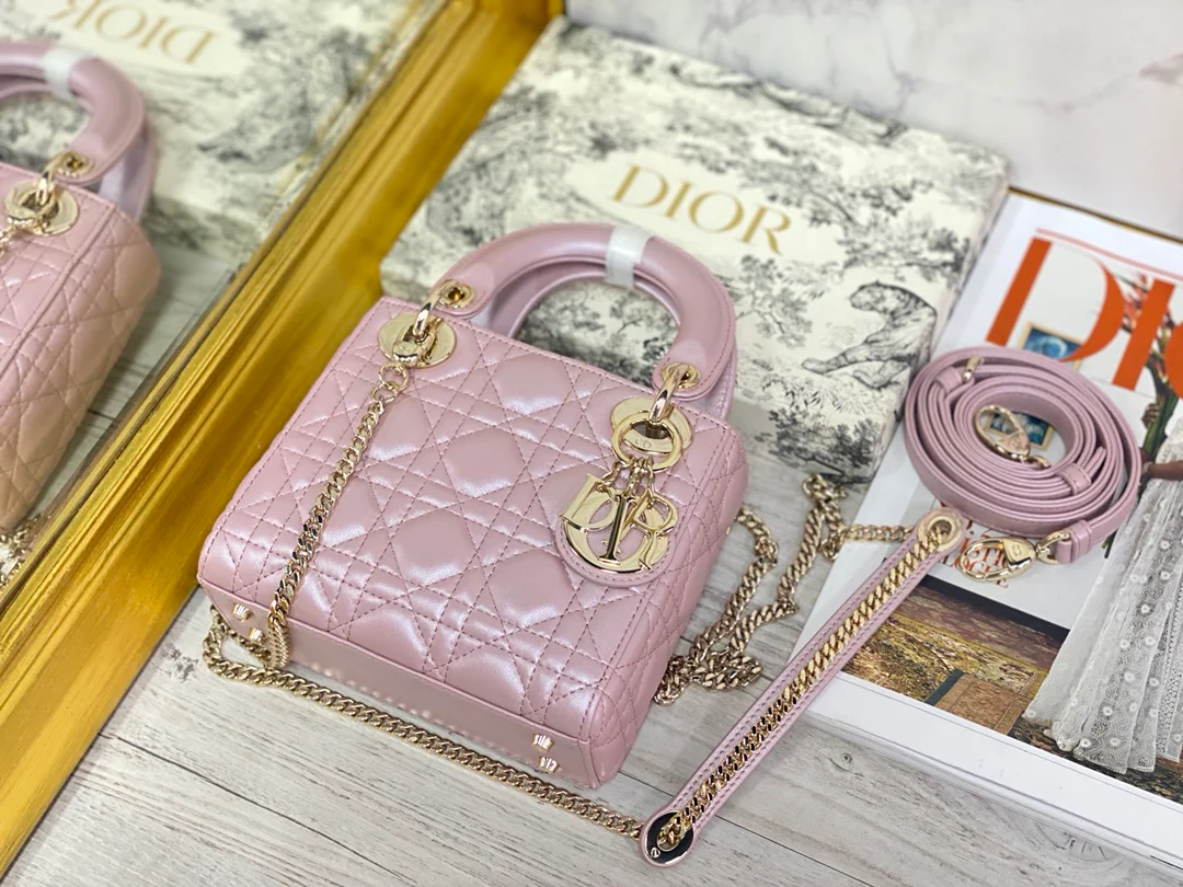 Миниатюрная сумочка Dior Lady Dior - модель Princess Dior с тремя отделениями - 17 см - пряжка из перламутрового розового золота.