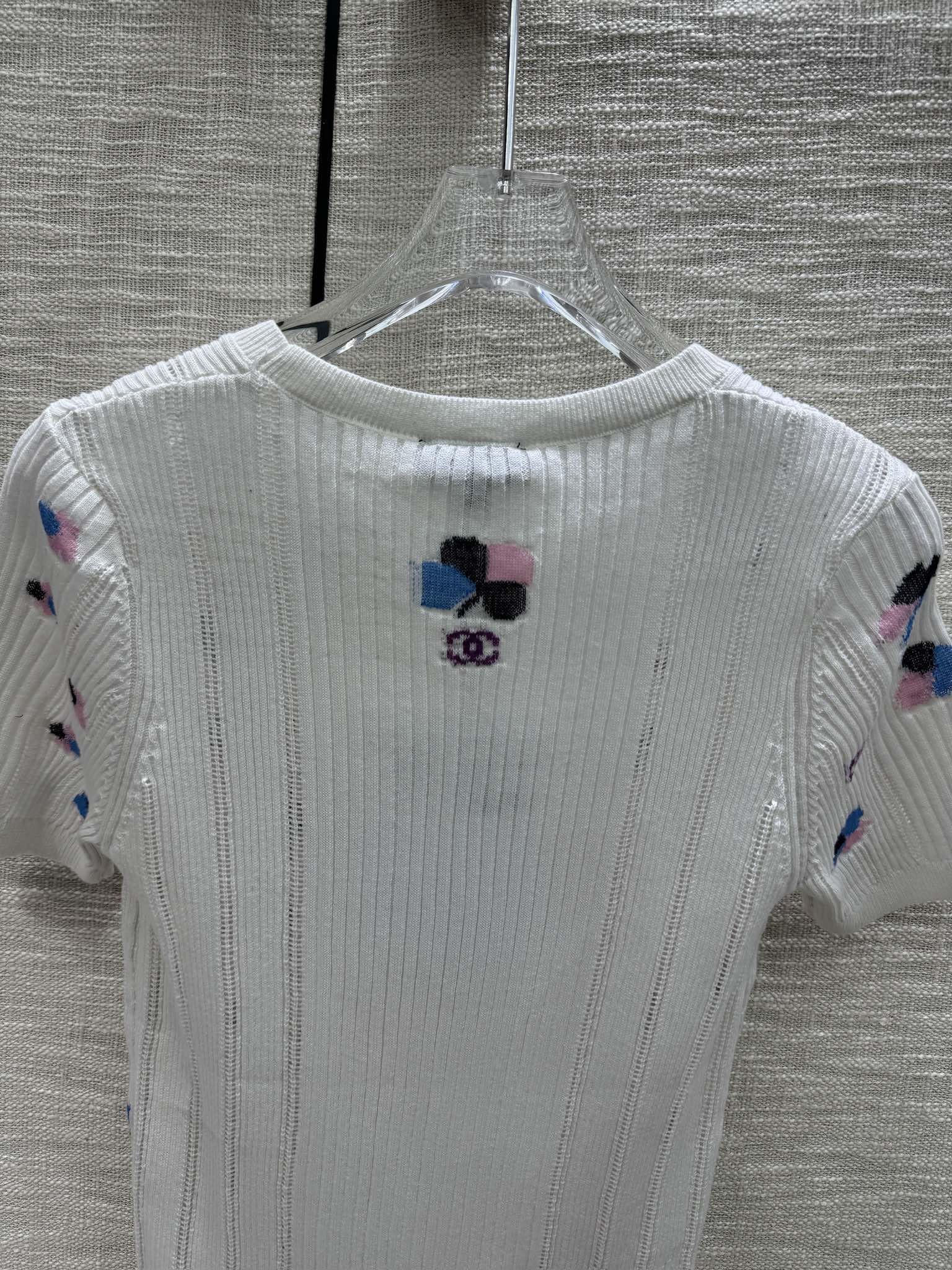 В стиле Chanel - 2403 - Трикотажный топ с короткими рукавами и жаккардовым узором в виде четырехлистного клевера - Белый