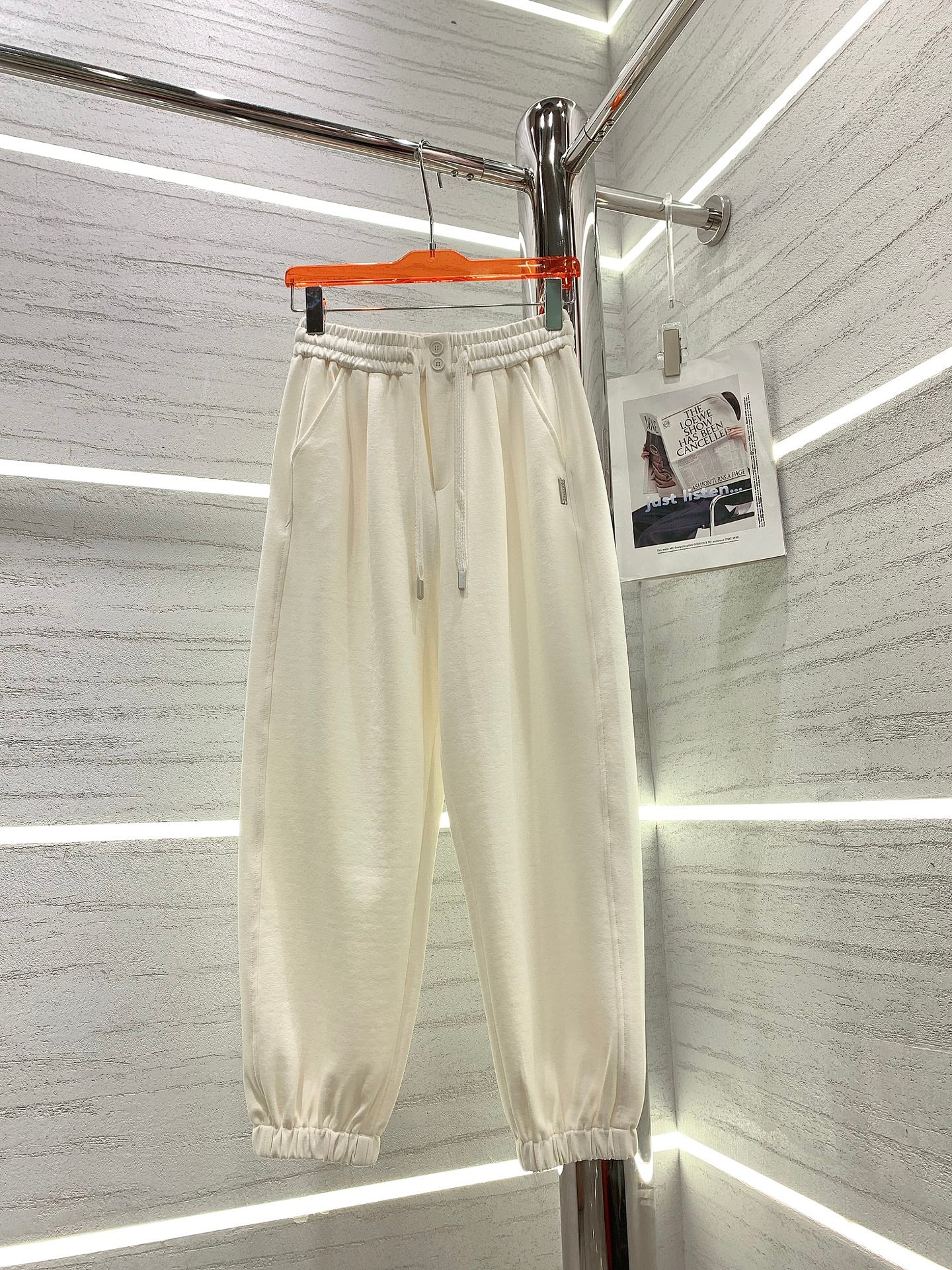 Новые спортивные брюки Chanel 2403 с двойной пуговицей и этикеткой.