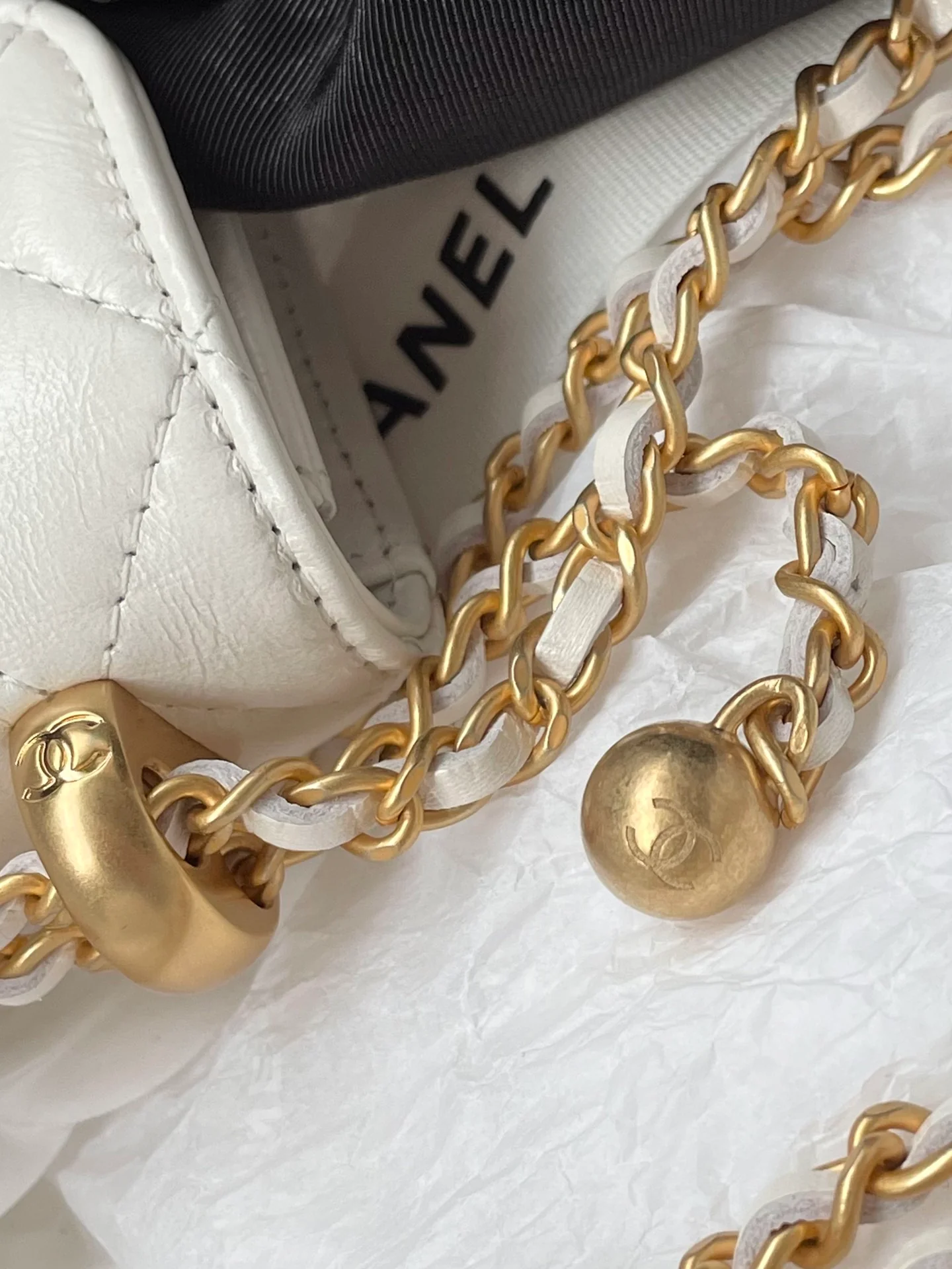 Кардхолдер Chanel с двойной золотой цепочкой и шариками - белая кожа.