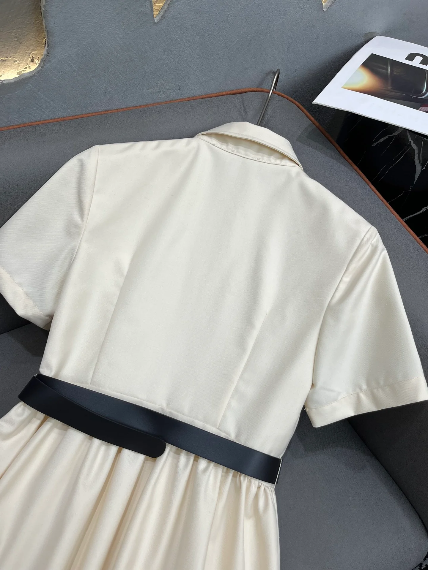 Miu Miu - Летнее платье нового стиля 2404-24ss с отложным воротником, вышивкой в ??виде букв и поясом - Модное белое.