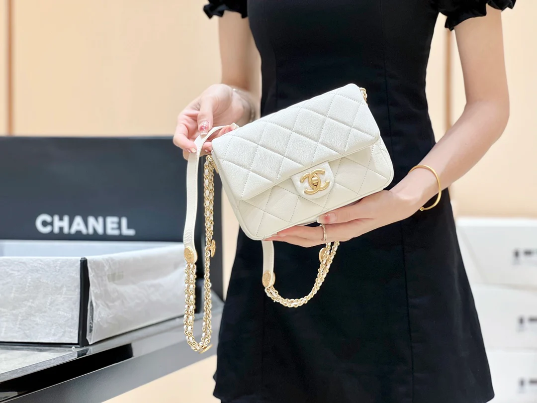 Сумка Chanel CF с цепочкой и монетками — зернистая телячья кожа — маленькая — белая — фотографии, демонстрирующие, как она выглядит на руке.