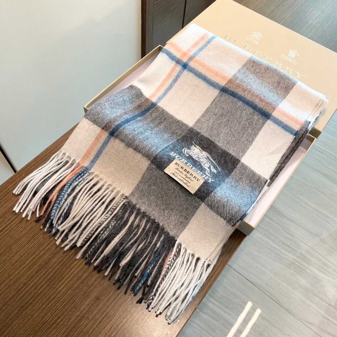 Шарф Burberry из овечьей шерсти с вышивкой в ??виде лошади — можно носить как шаль.