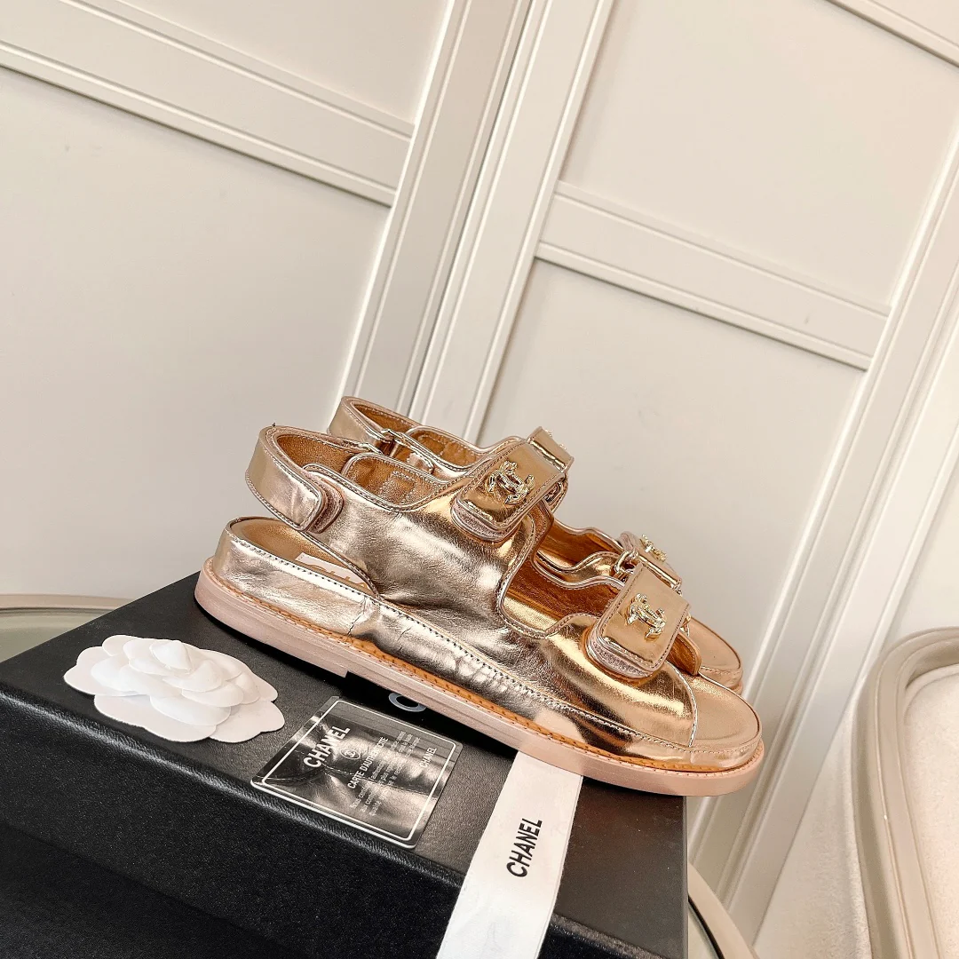 Chanel - Золотистые кожаные сандалии в клетку