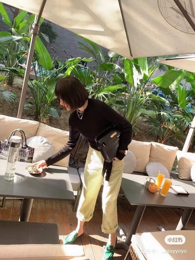 Сумка YSL Manhattan - фурнитура из золотистого материала с тиснением под крокодиловую кожу.