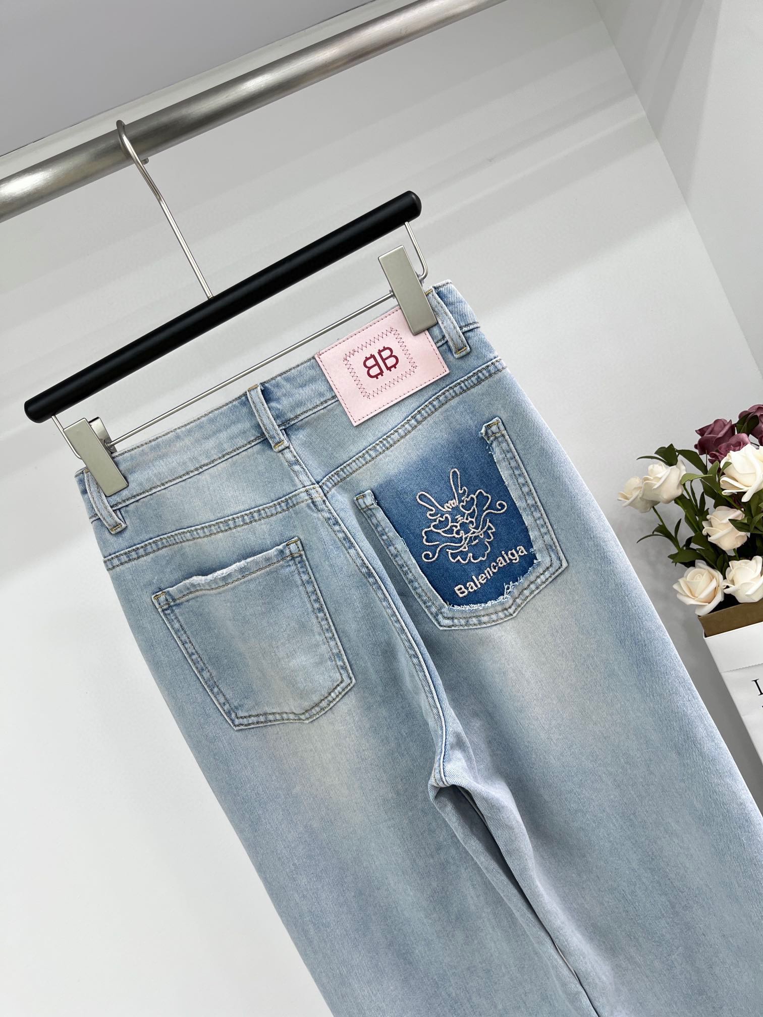 Джинсы Balenciaga 2403 Classic с вышивкой дракона