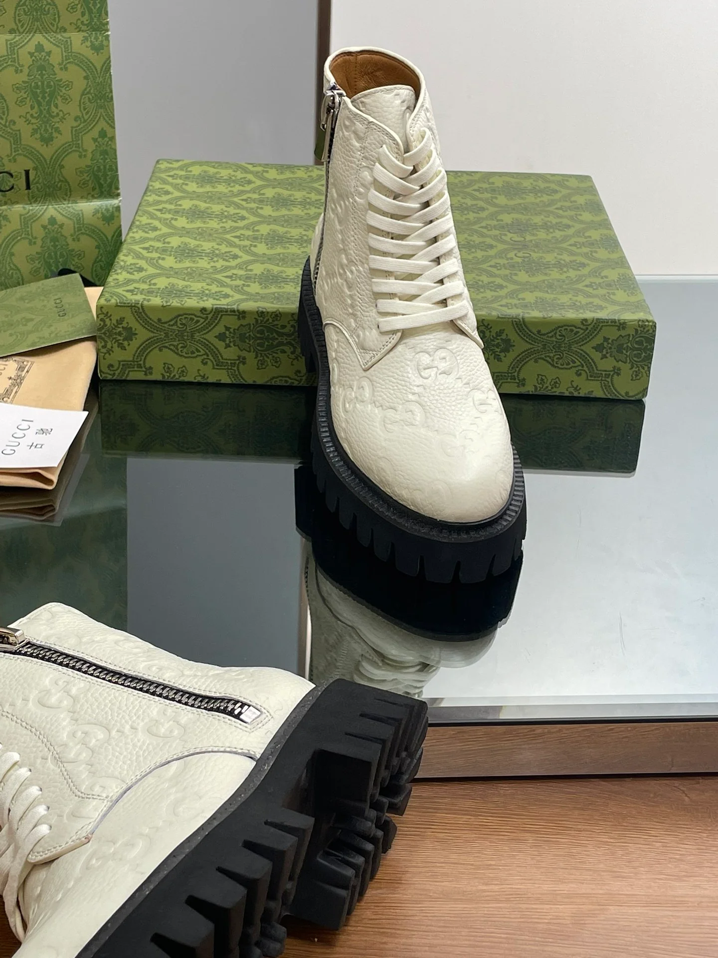 Новинка сезона осень/зима 2023 — Ботильоны Gucci с тиснением Double G — Белые