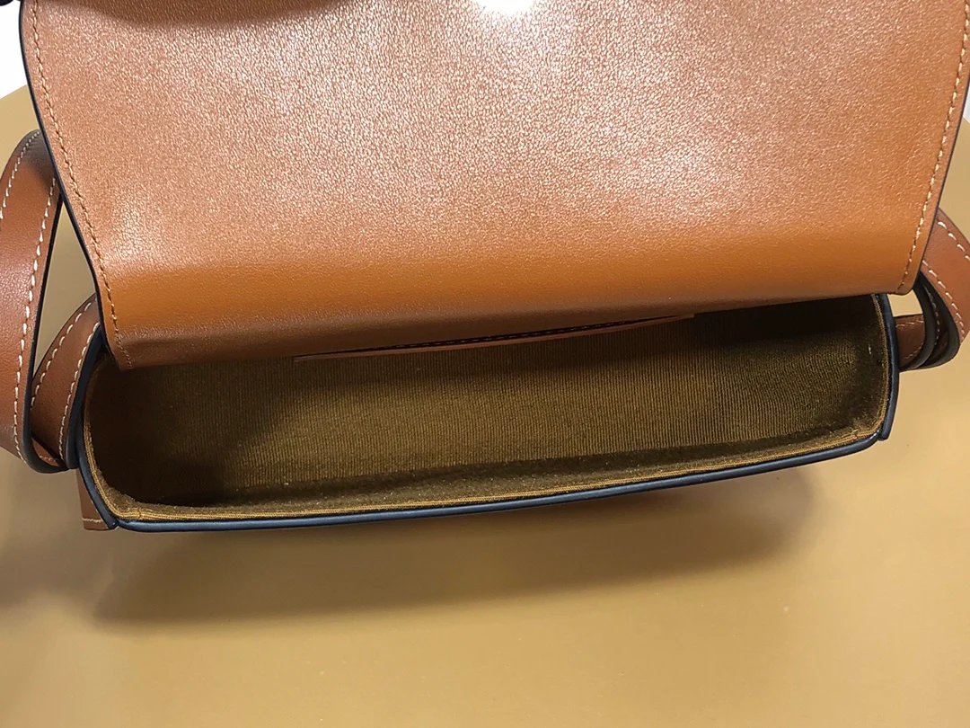 Мини-клатч Celine Tabou с плечевым ремешком в форме замка — коричневый — из гладкой коровьей кожи.