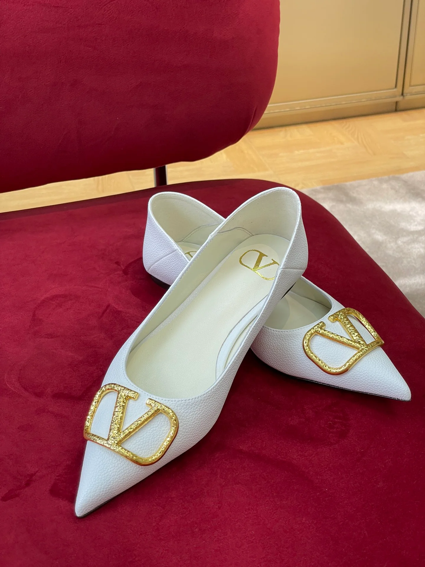 Новинка сезона осень/зима 2022 от Valentino - балетки без шнурков - 1