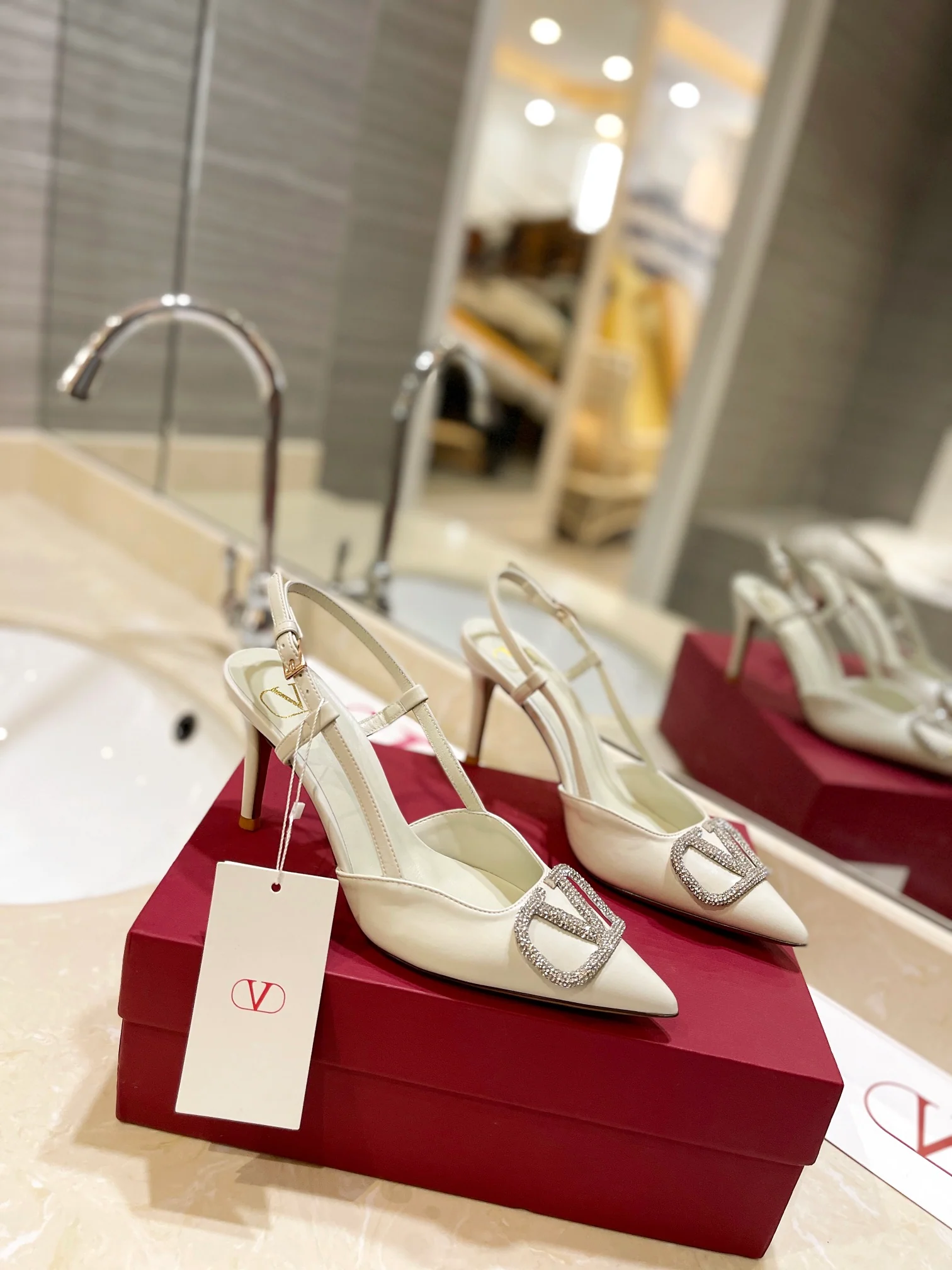 Сандалии Valentino на низком каблуке с хрустальной пряжкой - белые