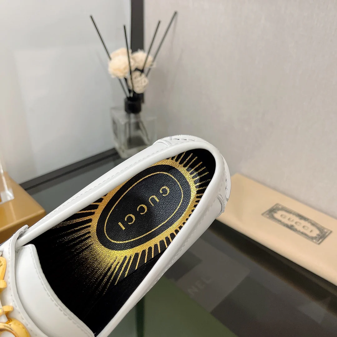 Новинка Gucci 2022 года - Лоферы с металлическими пряжками в виде букв.