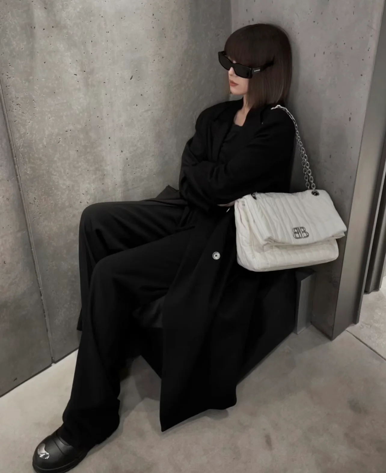 Большая стеганая сумка Balenciaga Monaco на цепочке (средний размер, 32-5 см) - белая.