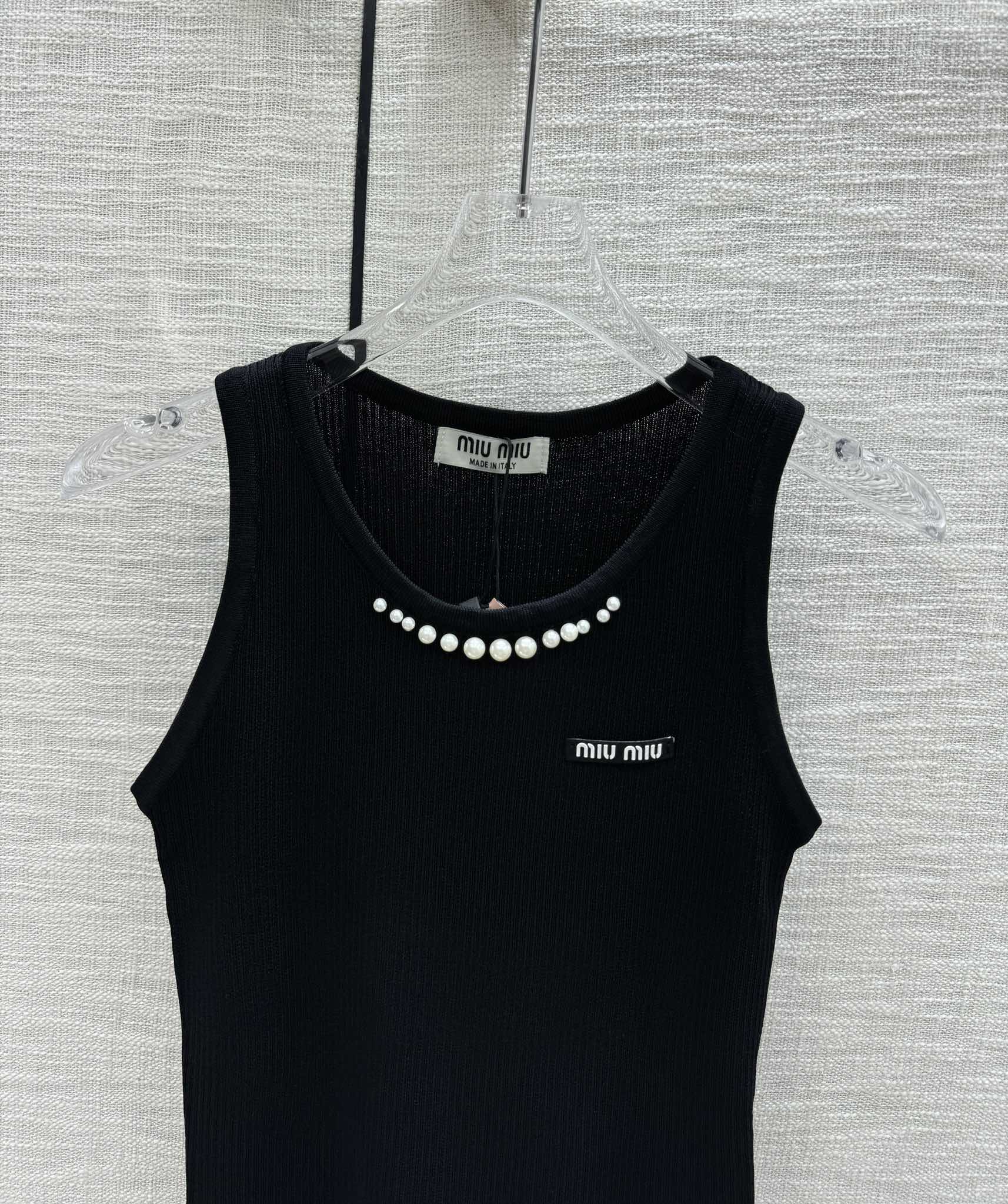 Жилет Miu Miu-2404 из плотной вязки с бисером - черный