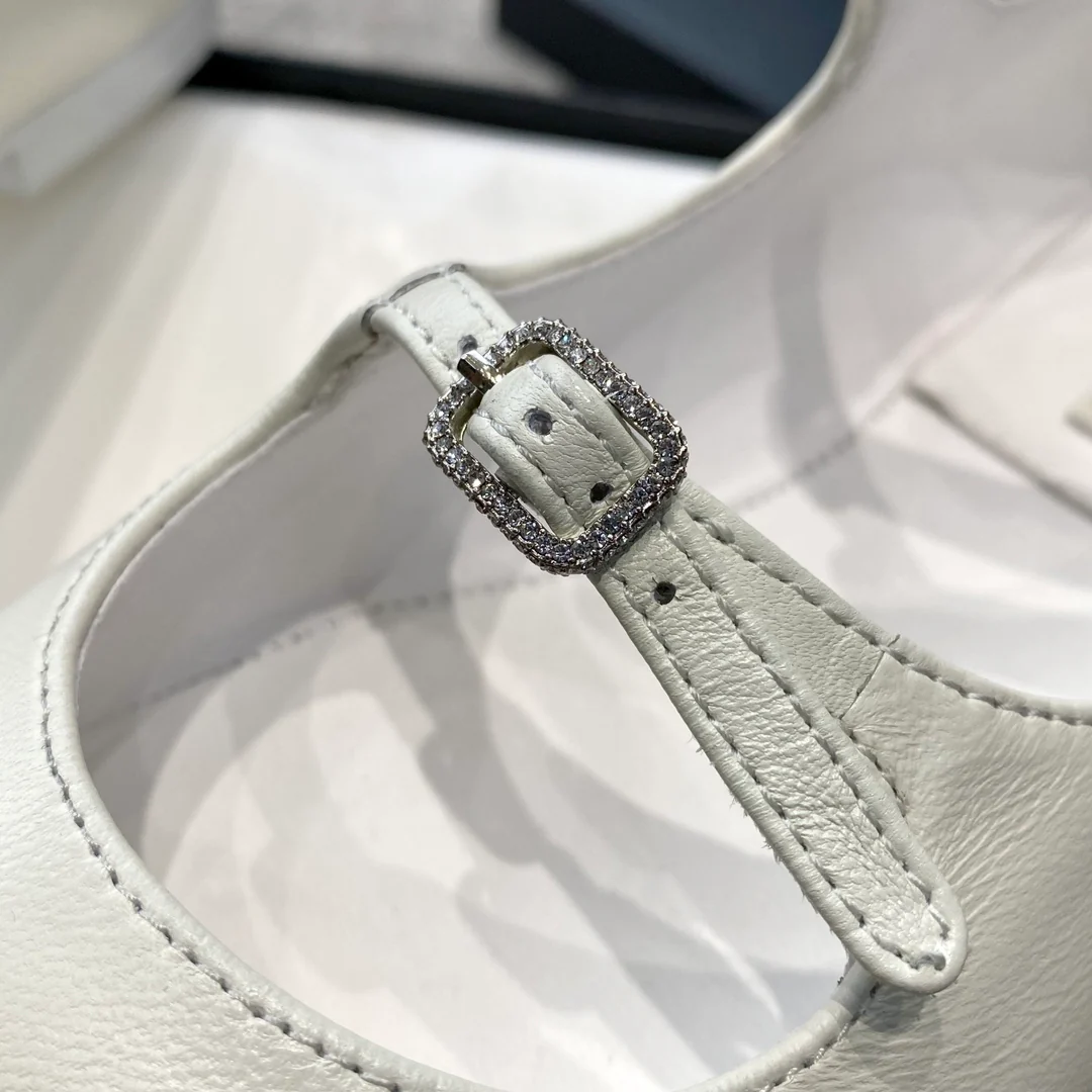 Новинка сезона весна/лето 2023 от Chanel - туфли Мэри Джейн с двойной пряжкой - белые.