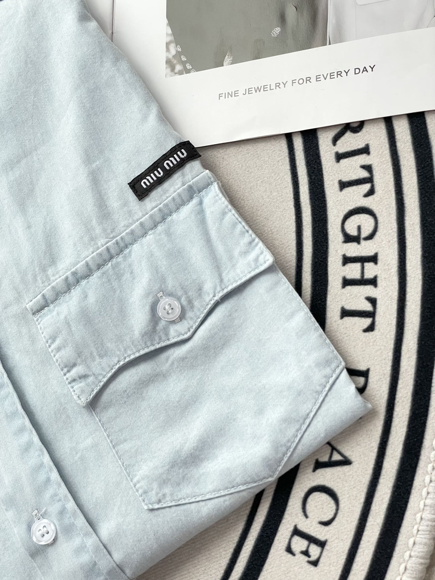 Miu Miu - 2404 - Джинсовая рубашка в молодежном и девичьем стиле с небольшим карманом и воротником.