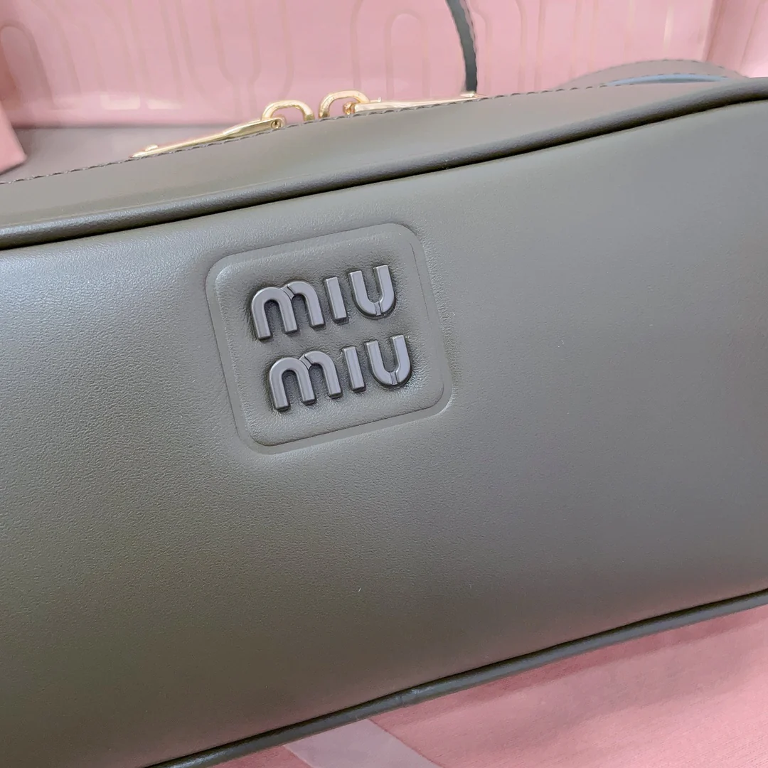 Сумка-боулинг Miu Miu через плечо - шедевр