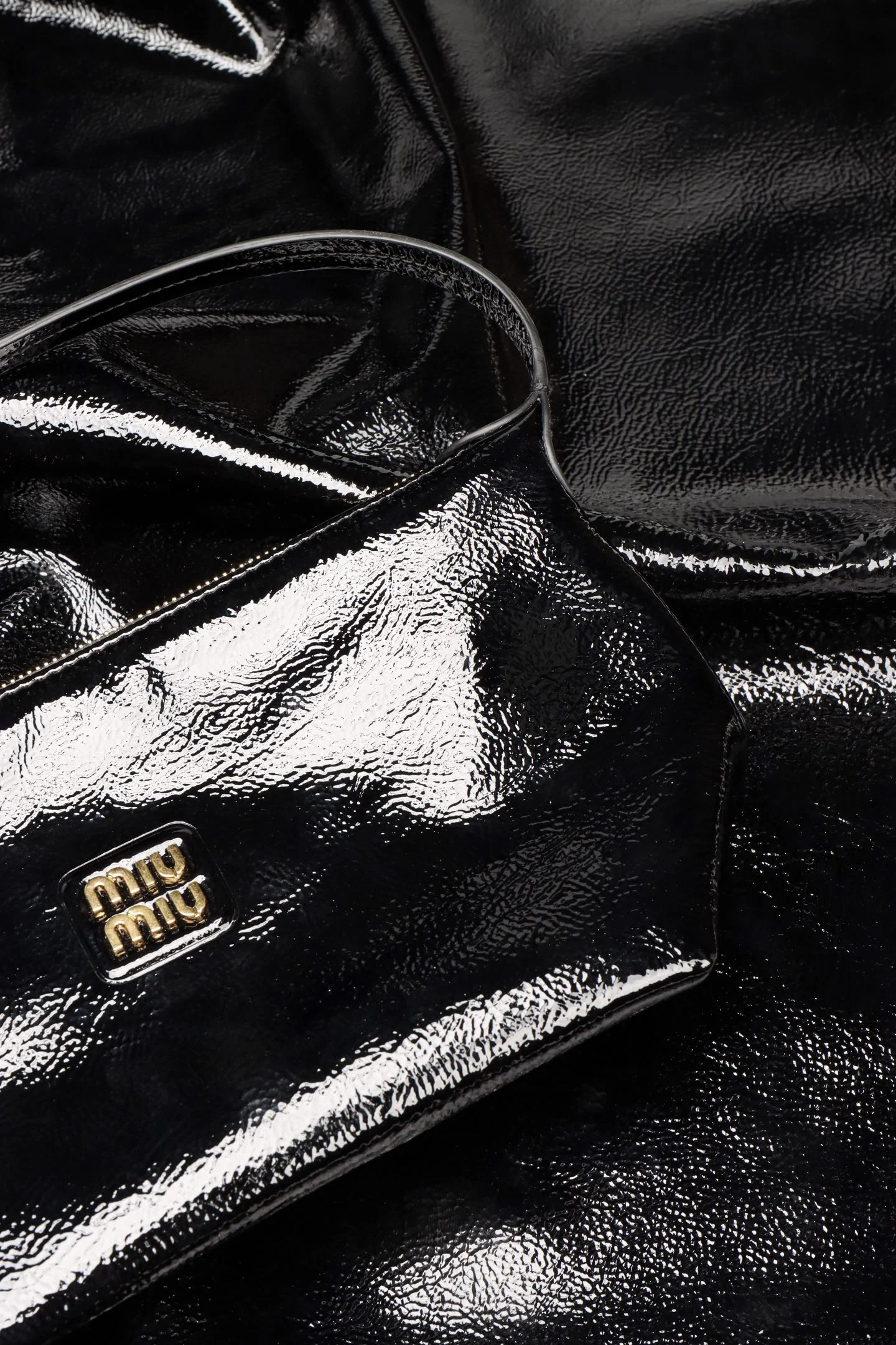 Косметичка/ланч-бокс Miu Miu из лакированной кожи — материал и качество изготовления.