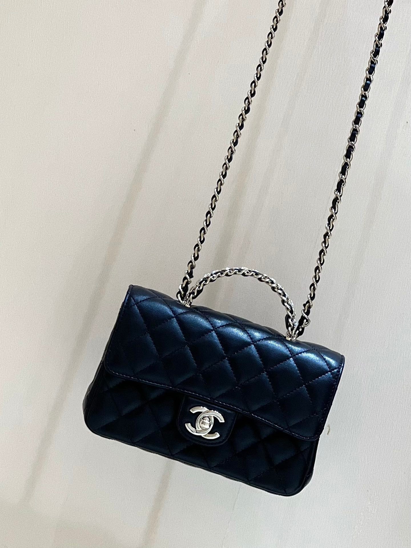 Ручка сумки Chanel 23a CF со стразами - черная