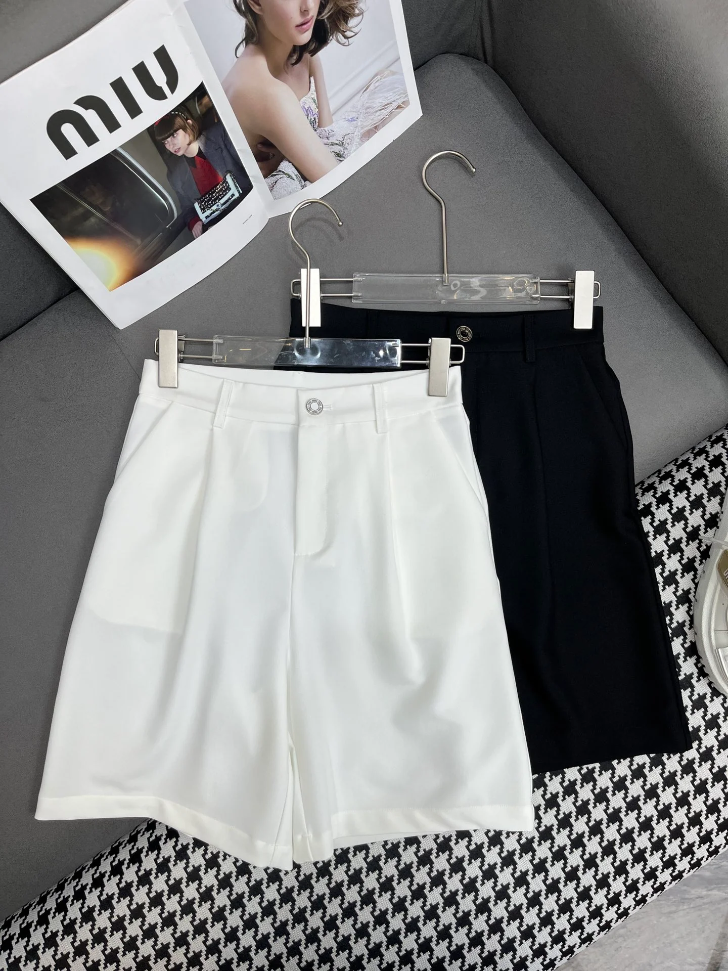 Miu Miu - 2404 - 24ss Весна/Лето Новые шорты с надписью и металлической пряжкой - Белые