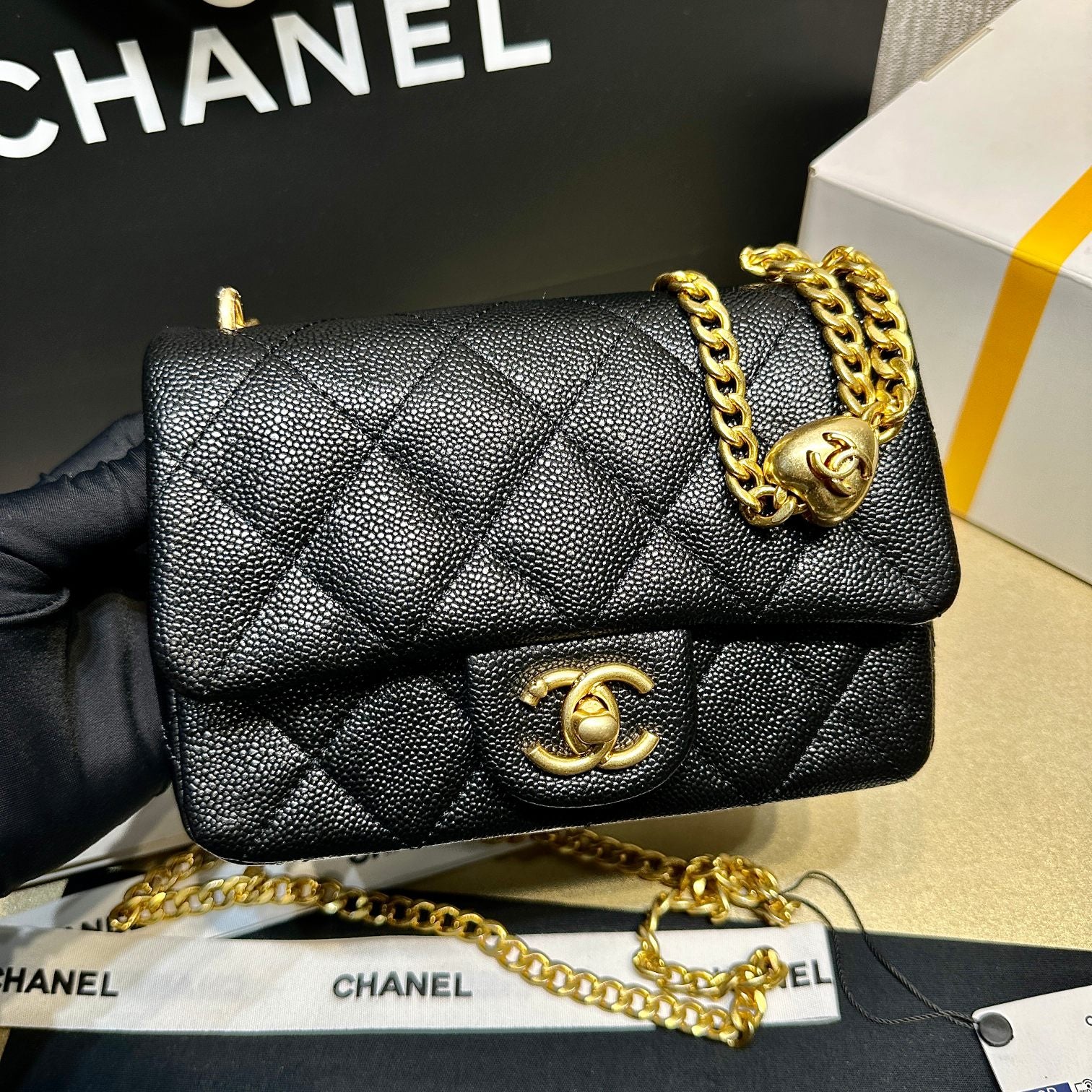 Новинка сезона весна/лето 2023 от Chanel - сумка CF Heart с регулируемой пряжкой и цепочкой - телячья кожа с текстурой 